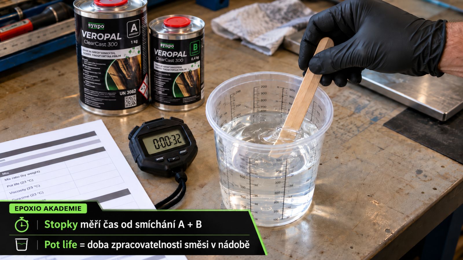 Čirá epoxidová směs v nádobě během pracovního času s časomírou
